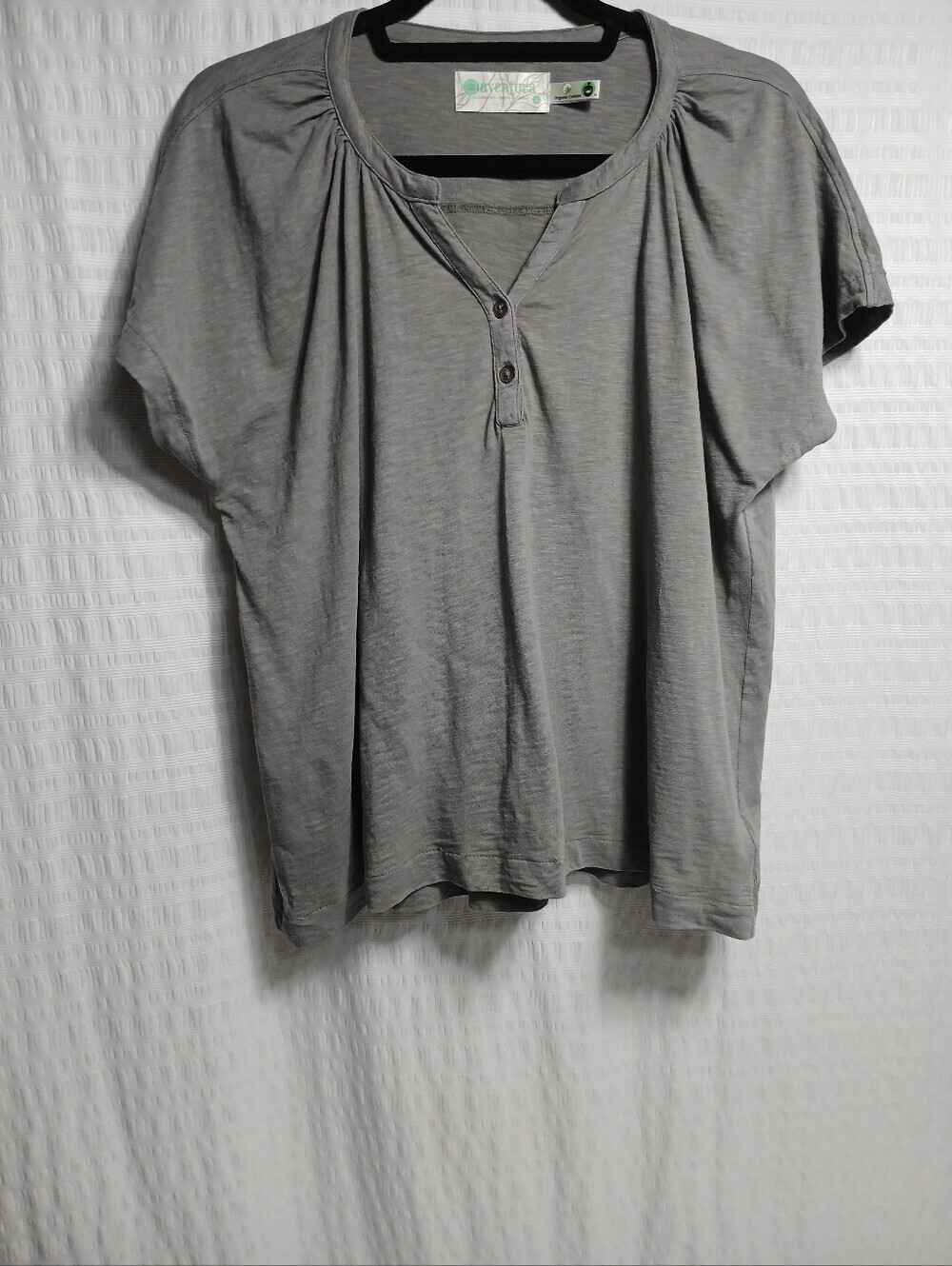 Aventura Organic Cotton V Neck Shortsleeve Tee. Size L